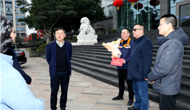 乐山市政协主席黄平林到亚洲必赢钒钛慰问专家人才